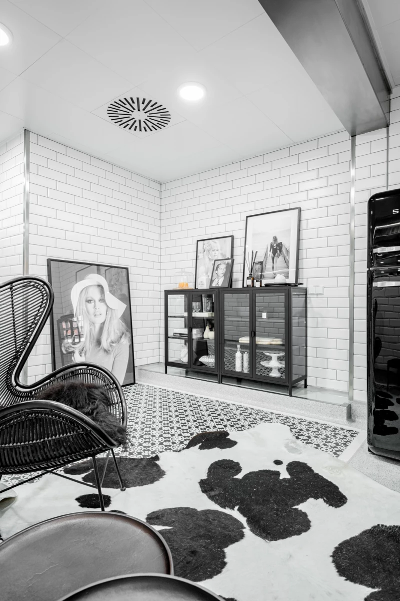 Moderne Lounge in Eventküche mit stilvollen Möbeln und dekorativen Elementen im Hotel.