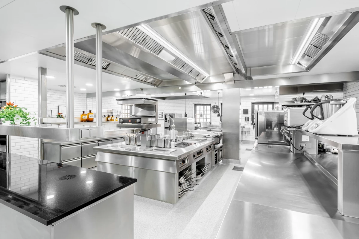 Moderne Eventküche mit Edelstahloberflächen und professioneller Ausstattung.