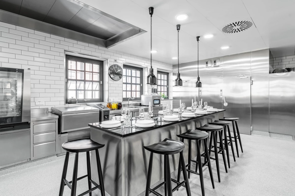 Moderne Eventküche mit eleganter Ausstattung und stilvollem Design.