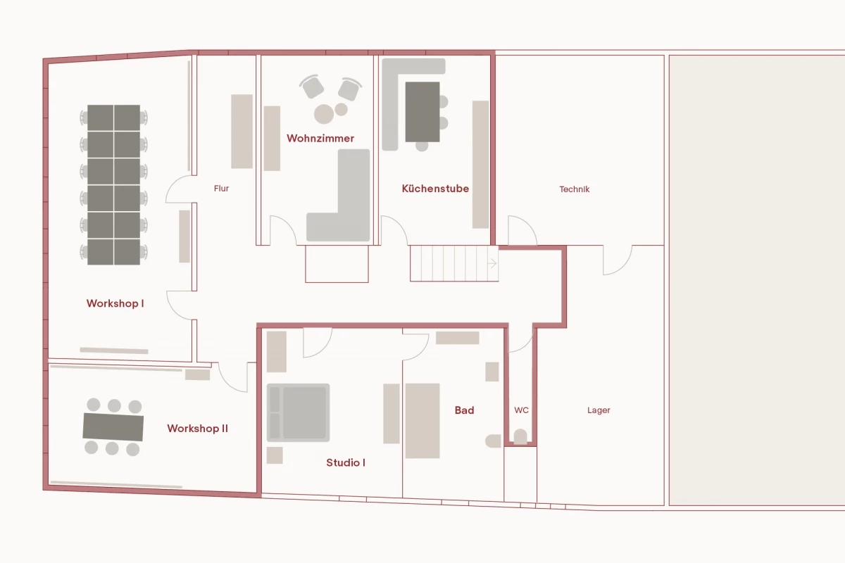 Grundriss eines Büroetagen-Designs mit verschiedenen Arbeitsbereichen wie Workshop 1, Workshop 2 und Studio 1, sowie Nebenräumen wie Küche, Lager und Wohnbereich, in einem rechteckigen Layout mit grauen und roten Markierungen.