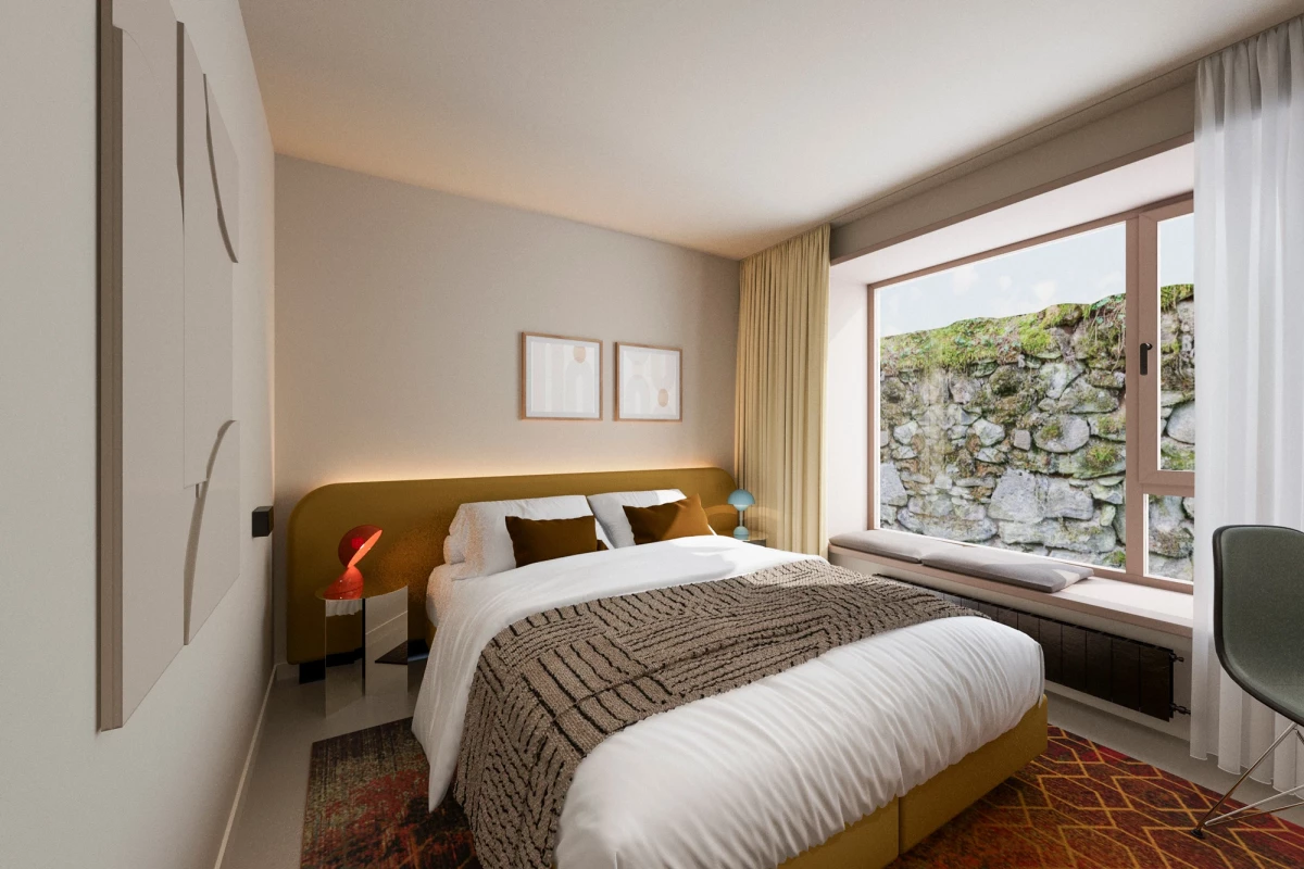 Modernes Hotelzimmer mit großem Bett, weißer Bettwäsche und Strickdecke. Großes Fenster mit Blick auf eine Steinmauer, helle Vorhänge und neutrale Wandfarbe. Warme, einladende Atmosphäre mit minimalistischem Design.
