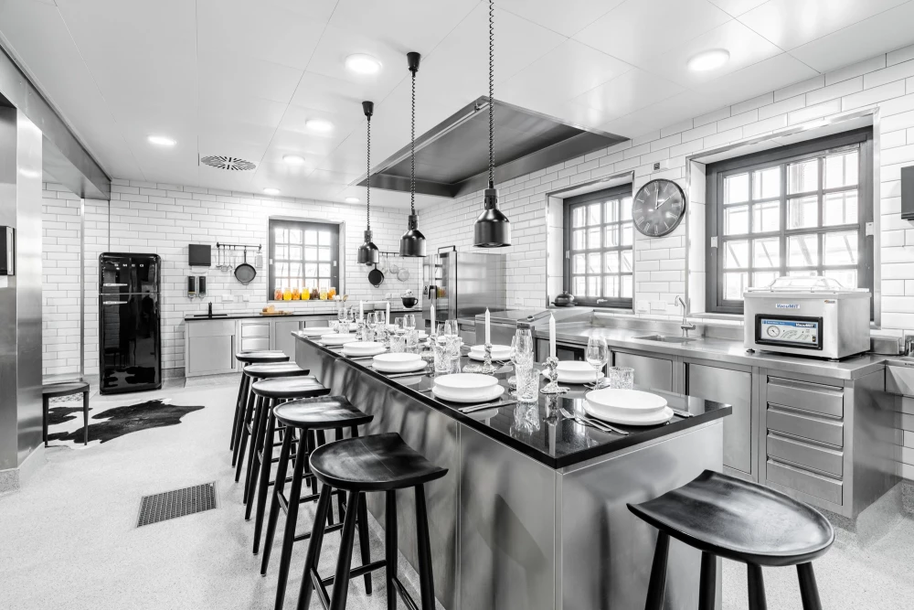Moderne Eventk&uuml;che mit eleganter Ausstattung und stilvollem Design.