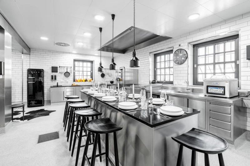 Moderne Eventküche mit eleganter Ausstattung und stilvollem Design.