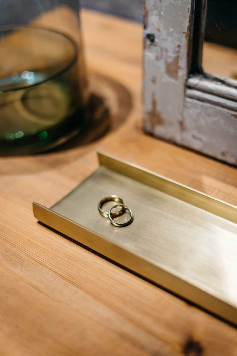 Zwei goldene Eheringe auf einem Tablett im Schwarzen Adler.